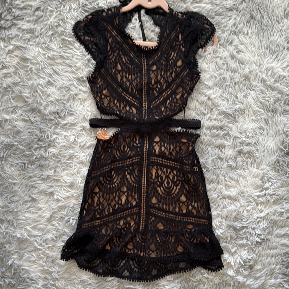 Honey Boutique - Chelsea  Black Lace Dress Size Large 

Fits small/zero stretch